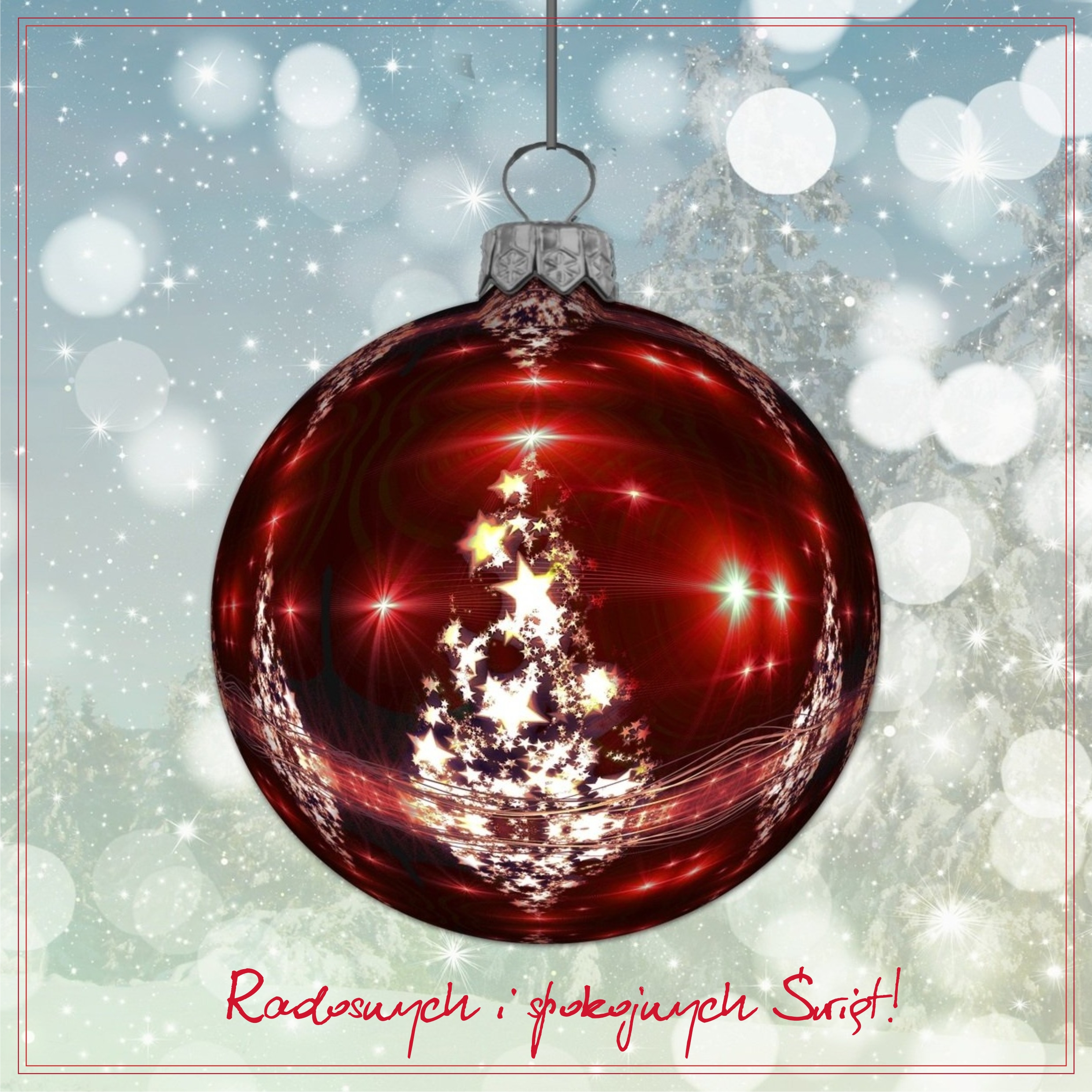Życzenia Bożonarodzeniowe: "Radosnych I Spokojnych Świąt!" Grafika Z Czerwoną Bombką, W Której Odbijają Się Białe światełka I Choinka.